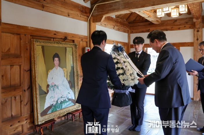 2월 28일 윤석열 대통령은 충북 옥천군의 故 육영수 여사 생가를 방문했다.