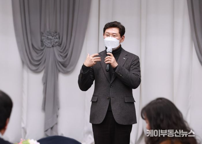 8일 시청 컨벤션홀에서 열린 '2024년 용인시 SNS 시민 서포터즈' 발대식에서 인사말을 하고 있는 이상일 용인특례시장.