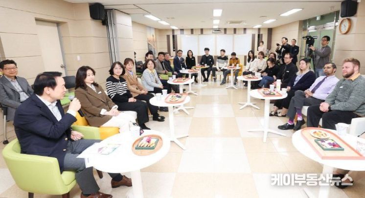 임태희경기도교육감이 15일 경기도교육청국제교육원을 방문한 가운데 인사말씀을 하고 있다.