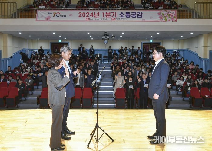 간부공직자 대표 2인이 소통리더십 실천 선언문을 낭독하고 있다.