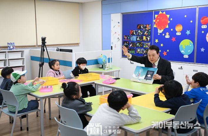 3월 29일 윤석열 대통령은 경기도 화성시 아인초등학교를 방문해 일일 특별강사로서 초등학교 1학년 아이들에게 우주와 로켓 관련된 책을 읽어주고, 로켓 날리기 활동을 지도했다.