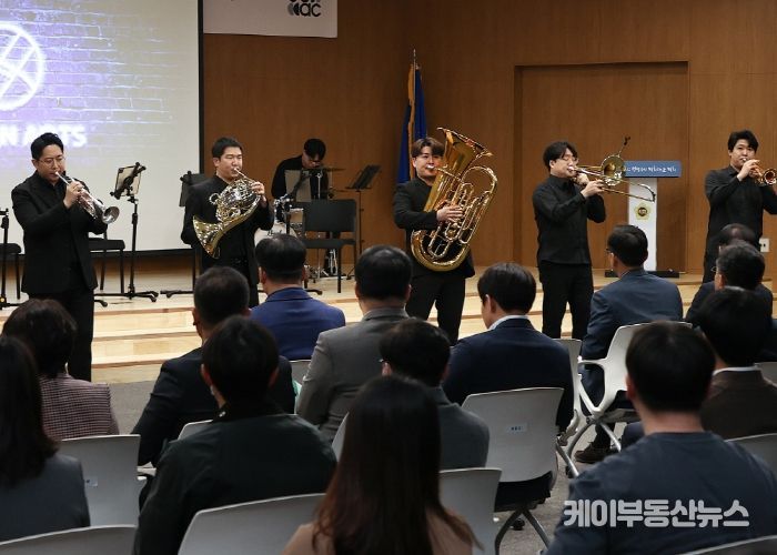 경기도의회에 울려 퍼진 ‘봄의 선율’…월례조회 대신한 공감음악회