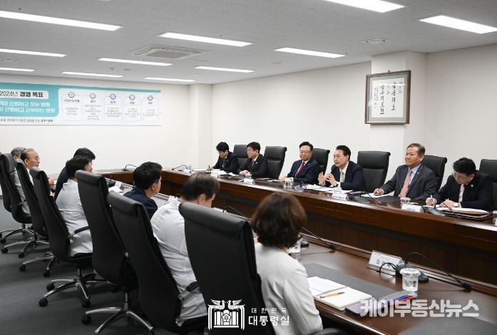 4월 2일 윤석열 대통령은 충남 공주시의 유일한 종합병원인 공주의료원을 방문했다.