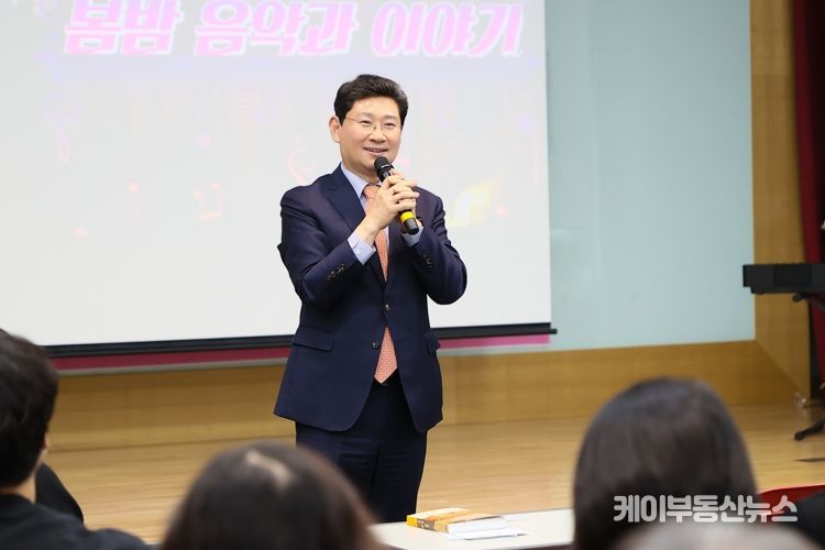 이상일 용인특례시장이 지난 12일 기흥도서관에서 열린 북콘서트에서 인사말을 하고 있다.