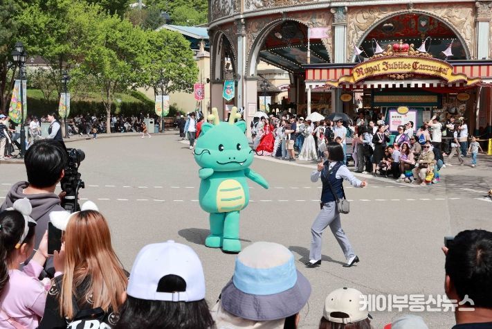 용인특례시 공식 캐릭터인 조아용이 4월20일부터 5월11일까지 에버랜드 카니발 퍼레이드 주인공으로 등장한다.