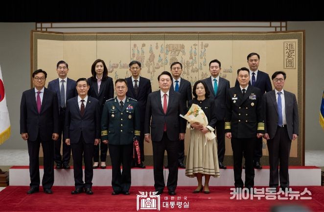 4월 24일 윤석열 대통령은 용산 대통령실에서 강호필 신임 합참차장으로부터 진급 및 보직 신고를 받고 삼정검 수치를 수여했다.