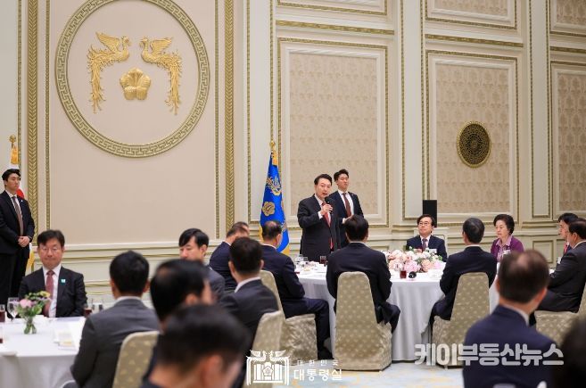 4월 24일 윤석열 대통령은 청와대 영빈관에서 국민의힘 국회의원들과 오찬을 하며 당과 국민을 위해 헌신하고 노력해 온 의원들을 격려했다.