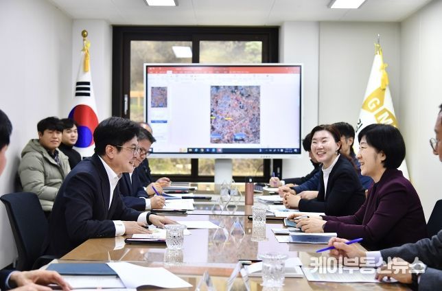 김병수 김포시장이 지난해 11월 22일 환경부 장관과 ‘김포환경재생혁신복합단지 조성사업’의 성공적 추진을 위한 논의를 진행했다.