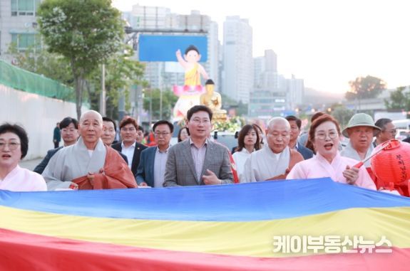 지난 4일 용인특례시청에서 열린 '시민 연등축제'에 시민과 함께 행렬에 참가한 이상일 용인특례시장