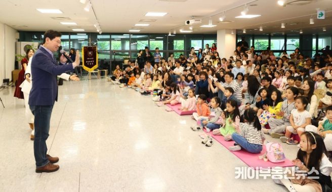지난 5일 '용인어린이상상의숲'에서 열린 어린이날 특별행사 '오, 오! 상상이상'에서 축사를 하고 있는 이상일 용인특례시장