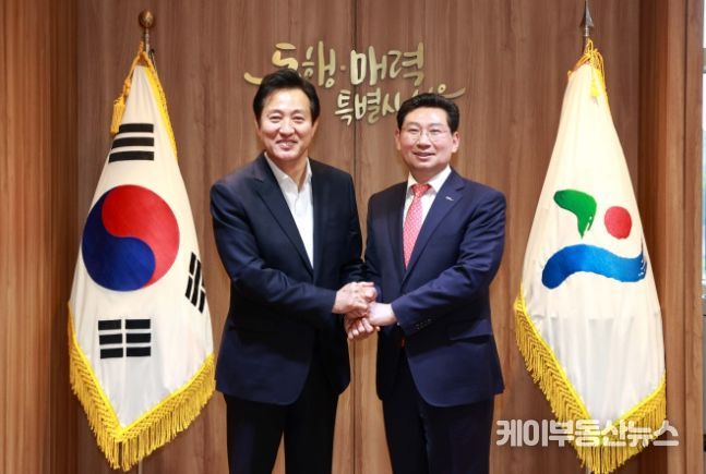 2023년 5월 이상일 용인특례시장(우)이 오세훈 서울시장(좌) 간담회 후 기념촬영을 하고 있다
