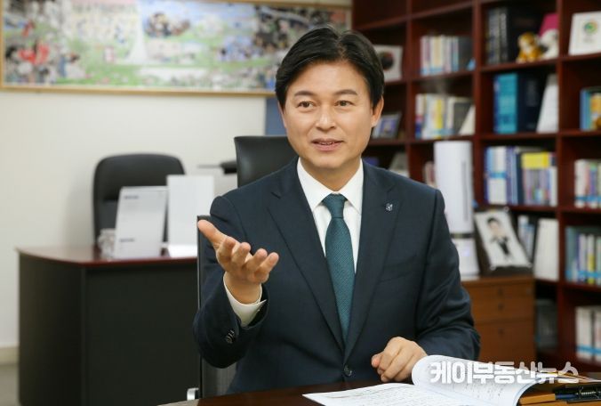 2022~2024년 3년 연속 공약 평가 최우수(SA) 단체장으로 선정된 조용익 부천시장