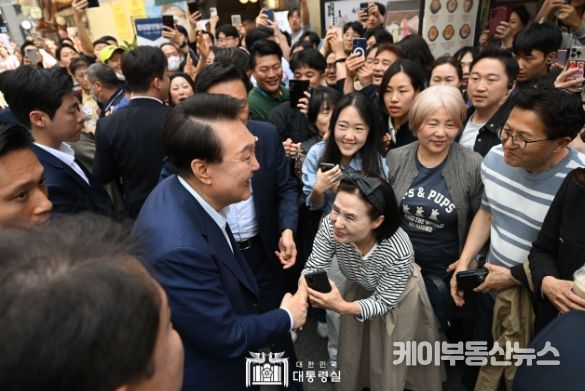 5월 10일 윤석열 대통령은 취임 2주년을 맞아 서울 중구에서 직장인들이 자주 찾는 식당가를 찾아 외식 물가를 점검하고 인근 청계천을 산책하며 시민들과 소통하는 시간을 가졌다.