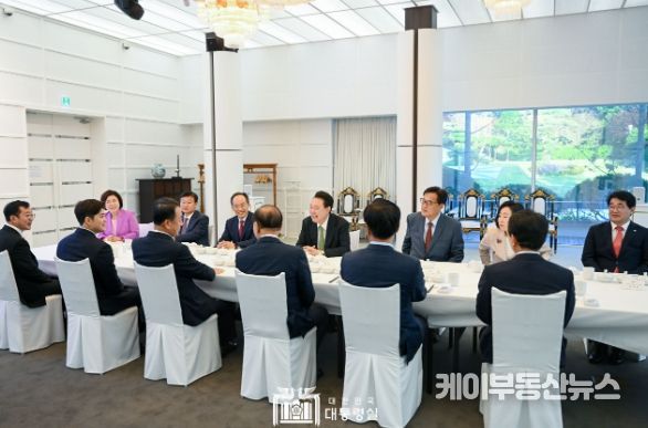 5월 13일 윤석열 대통령은 관저에서 국민의힘 비상대책위원회 위원들과 상견례를 겸한 만찬을 함께 했다.