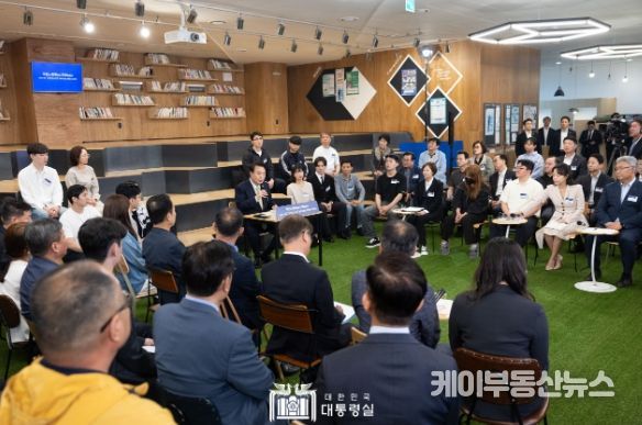 5월 14일 윤석열 대통령은 서울 중구 서울고용복지플러스센터에서 ‘고맙습니다. 함께 보듬는 따뜻한 노동현장’을 주제로 스물다섯 번째 「국민과 함께하는 민생토론회」를 개최했다.