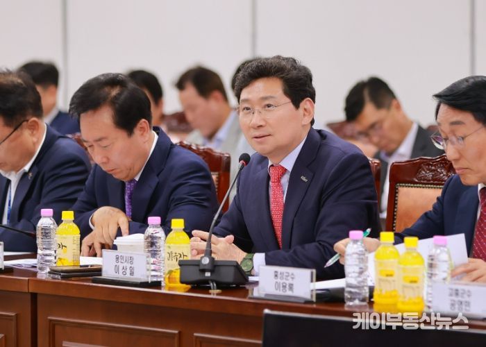 이상일 용인특례시장이 22일 국토교통부 세종청사 대회의실에서 열린 '제6차 국가산단 범정부 추진지원단 회의'에서 용인특례시의 입장을 말하고 있다.