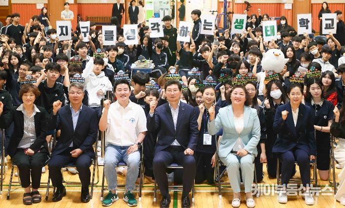 이상일 용인특례시장이 지난 22일 기흥구 영덕동 흥덕중학교에서 ‘기후 위기 대응과 남극 이야기’를 주제로 환경 특강을 했다.