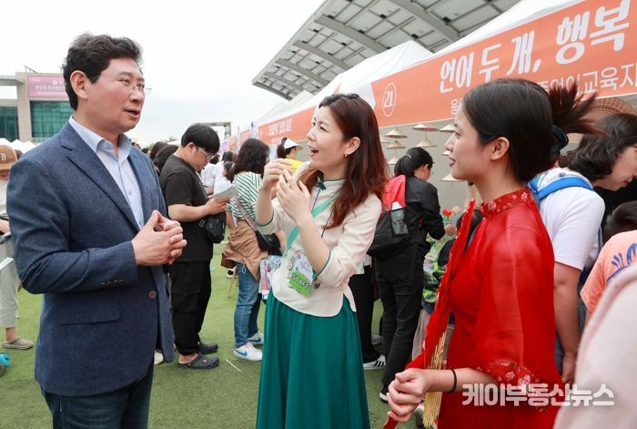 지난 25일 용인특례시청 하늘광장에서 열린 ‘2024 온 가족 다문화 축제 We are Family’에서 시민들과 인사를 나누고 있는 이상일 시장
