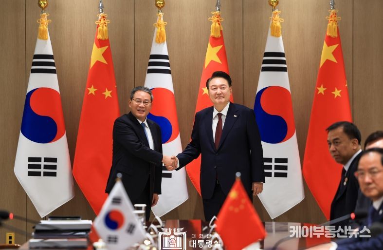 5월 26일 윤석열 대통령은 용산 대통령실에서 리창 중국 총리와 회담을 가졌다.