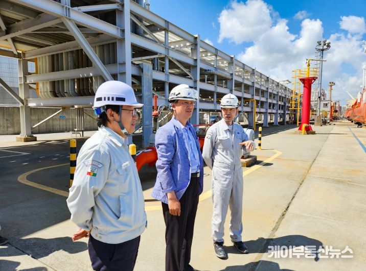 고석진 관세청 통관국장(가운데) 28일 울산시 온산항 소재 ㈜정일스톨트헤븐울산을 방문하여 오일탱크터미널 시설 현장을 둘러 보고 있다.