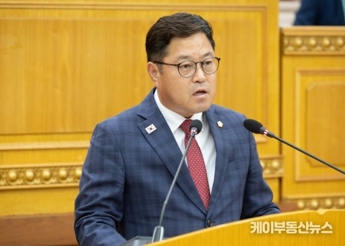 김현수 의원이 제368회 정례회 제1차 본회의에서 ‘학생 운동선수 최저학력제도 개선 촉구 건의안’을 대표 발의하고 있다.