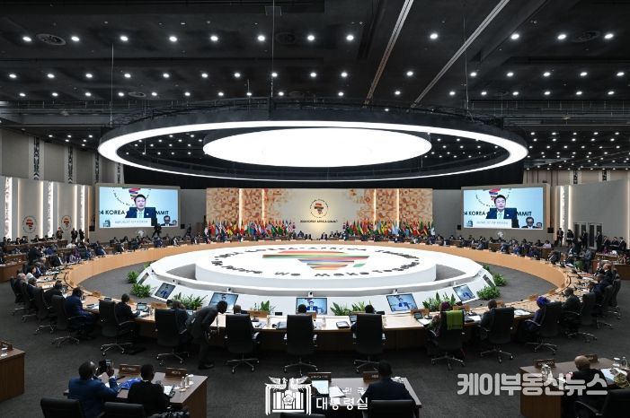 6월 4일 윤석열 대통령은 2024 한-아프리카 정상회의 오전 세션에 참석했다.