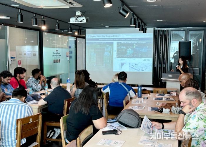 고양 스마트시티 지원센터에서 고양시의 스마트시티 조성계획을 듣고 있는 방문단