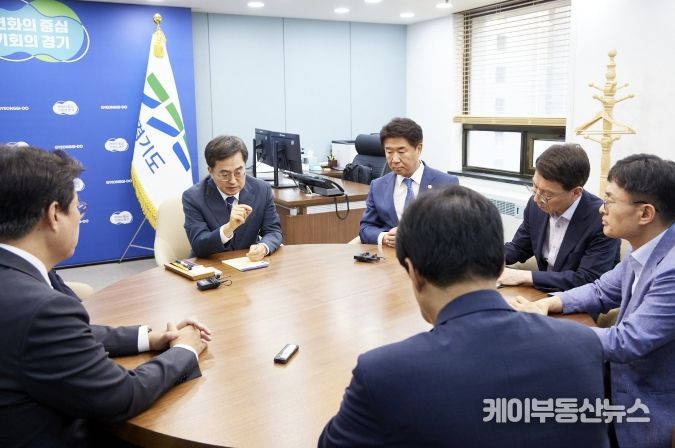 김동연 경기도지사, 민주당 이기헌, 김영환, 김성회 의원과 긴급 회동