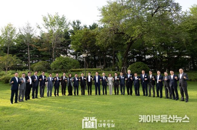 7월 24일 윤석열 대통령은 국민의힘 신임 지도부와 당대표 출마자, 당직자들을 대통령실 파인그라스에 초청해 만찬을 가졌다.