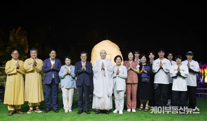 27일 저녁 제22회 봉선사 연꽃축제에서 김동연 경기도지사가 호산 스님 및 참석자들과 기념촬영을 하고 있다