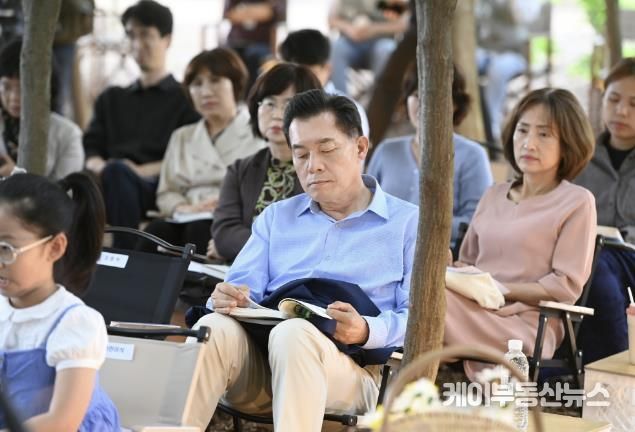 이재준 수원시장이 한 행사장에서 시민들과 함께 독서를 하고 있다