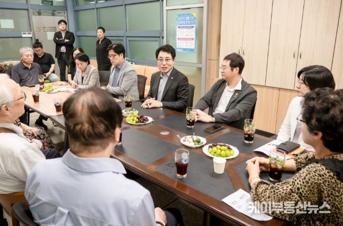 남양주시의회 조성대 의장이 대한노인회 남양주시지회 각 지역별 분회를 방문해 임원진과 회원들로부터 건의사항을 청취했다.