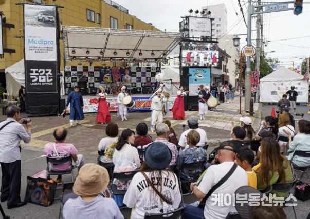 지난 1~3일 아사히카와 교류협력 35주년을 기념해 수원시가 파견한 대표단 중 공연단이 풍물공연을 선보이고 있다.