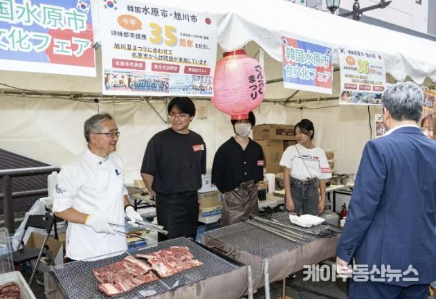 지난 1~3일 아사히카와 교류협력 35주년을 기념해 수원시가 파견한 대표단 중 조리사들이 수원의 음식을 알리고 있다.