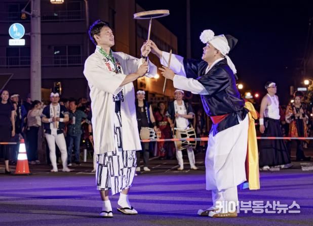 지난 1~3일 아사히카와 교류협력 35주년을 기념해 수원시가 파견한 전통공연단과 아사히카와 시장이 합동 공연을 하고 있다.
