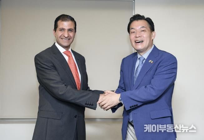 지난 3월 자매결연 25주년을 맞아 방문한 멕시코 톨루카시에서 이재준 수원시장과 후안 믹시세 나이메 톨루카 시장이 악수를 하고 있다.