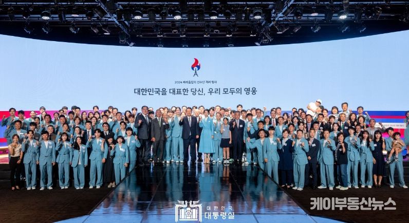 8월 22일 윤석열 대통령 부부는 서울 신라호텔에서 파리올림픽에 참가했던 선수단과 가족, 지도자 및 관계자 270여 명을 초청해 만찬과 문화행사가 어우러진 격려 행사를 개최했다.