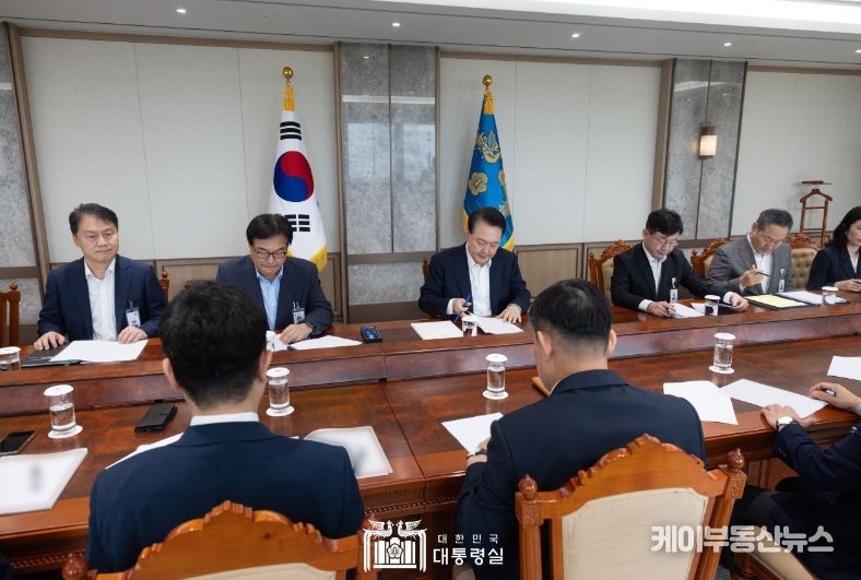 8월 26일 윤석열 대통령은 용산 대통령실에서 제100차 수석비서관회의를 주재했다.