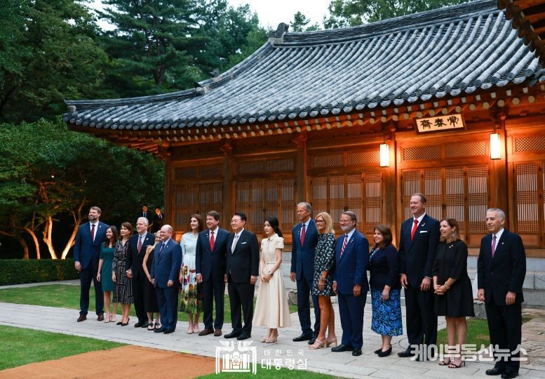 9월 2일 윤석열 대통령 부부는 한국을 방문 중인 「빌 해거티(Bill Hagerty)」 상원의원을 비롯한 美 연방 상원의원 7명과 그 배우자들을 청와대 상춘재에 초청하여 만찬을 갖고, 한미동맹 발전 방안에 대해 의견을 교환했다.
