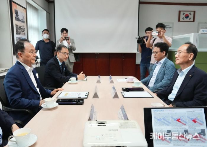 천안시는 6일 천안역 증개축 사업 시공사 선정 유찰에 따른 대책마련을 위해 국가철도공단, 천안역 등 관계기관과 회의를 개최했다.