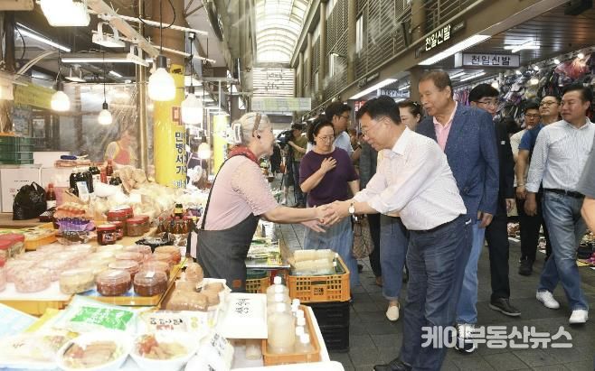 신상진 성남시장이 추석을 앞두고 9일 현대시장을 방문해 상인들을 만나고 있다.