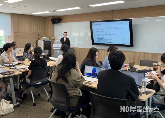 광명시는 지난 8월 27일부터 9월 6일까지 광명시평생학습원에서 청년 구직자들의 취업 역량 강화를 위한 ‘2024년 광명시 청년 레벨업 프로그램’을 운영했다.