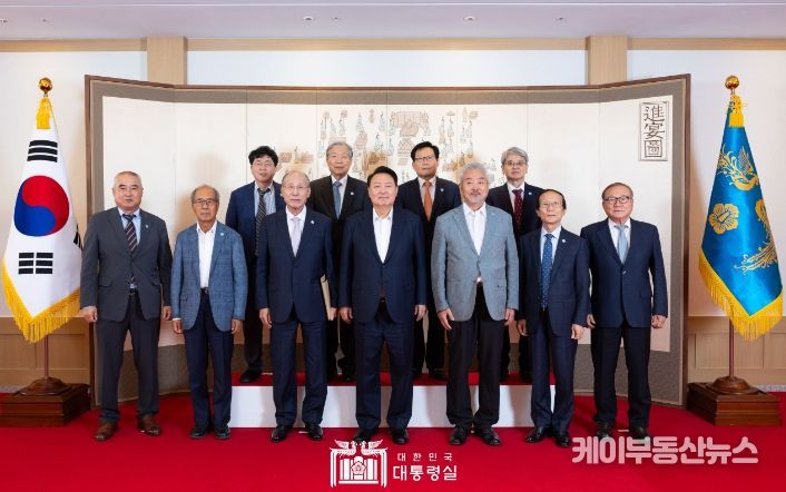 9월 9일 윤석열 대통령은 용산 대통령실에서 한국 원자력 산업 발전의 역사 자체이자 영웅인 원로들을 모시고 오찬을 함께하며, 원전 산업 발전 방안에 관해 의견을 나눴다.