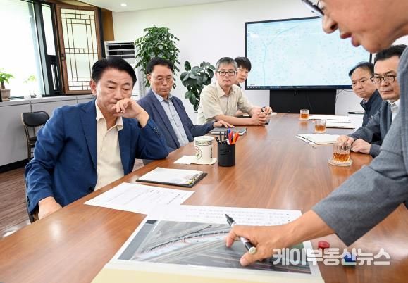 김동근 시장이 9월 11일 경전철 운행중단 사고에 대한 대책 회의를 진행하고 있다.