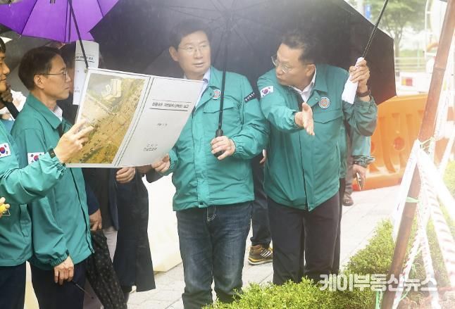 이상일 용인특례시장이 지난 7월 성복동 지반침하 현장 점검하고 있다.
