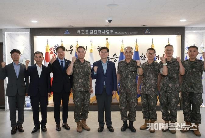 이상일 용인특례시장이 12일 동원전력사령부를 방문해 군 관계자들을 격려했다