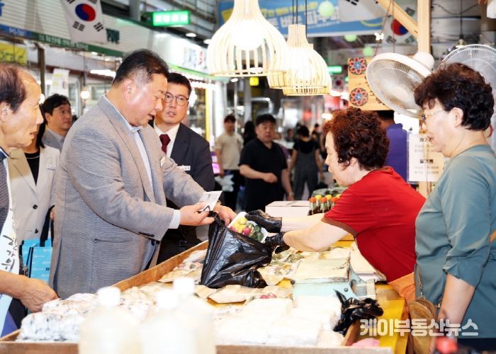 김경일 파주시장, 추석 명절 앞두고 전통시장 찾아 민생 살펴