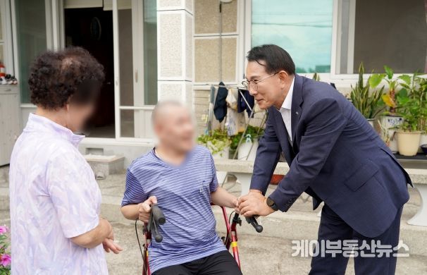 이완섭 서산시장이 13일 추석 명절을 맞아 부춘동 일원의 어려운 이웃을 위문했다.