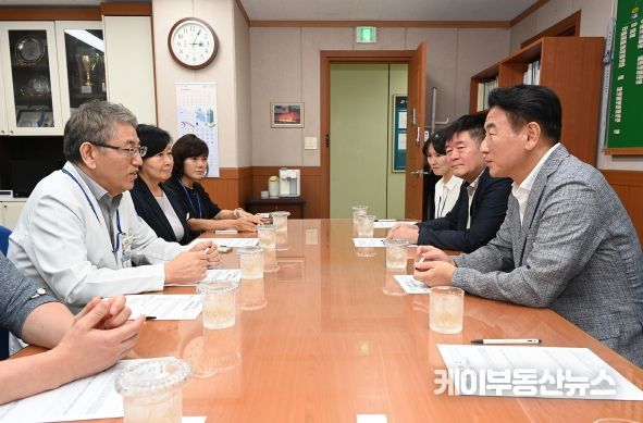 김동근 시장이 9월 13일 경기도의료원 의정부병원(병원장 하성호)에 방문해 관계자들과 소통하고 있다.