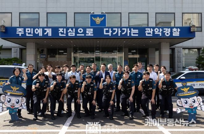 9월 15일 윤석열 대통령은 서울 관악경찰서를 방문해 추석 명절 특별치안활동을 펼치고 있는 경찰관들을 격려했다.